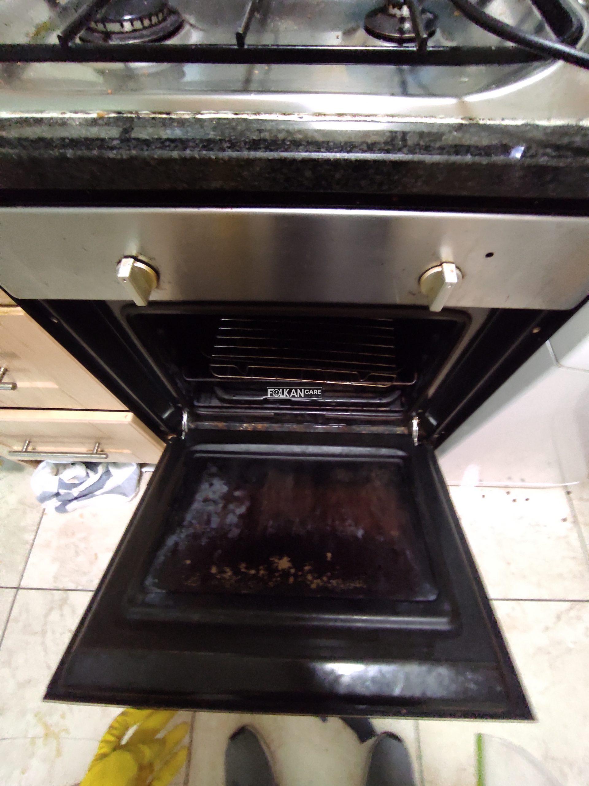 Cleaning Expert Shares: How To Clean The Oven Quickly