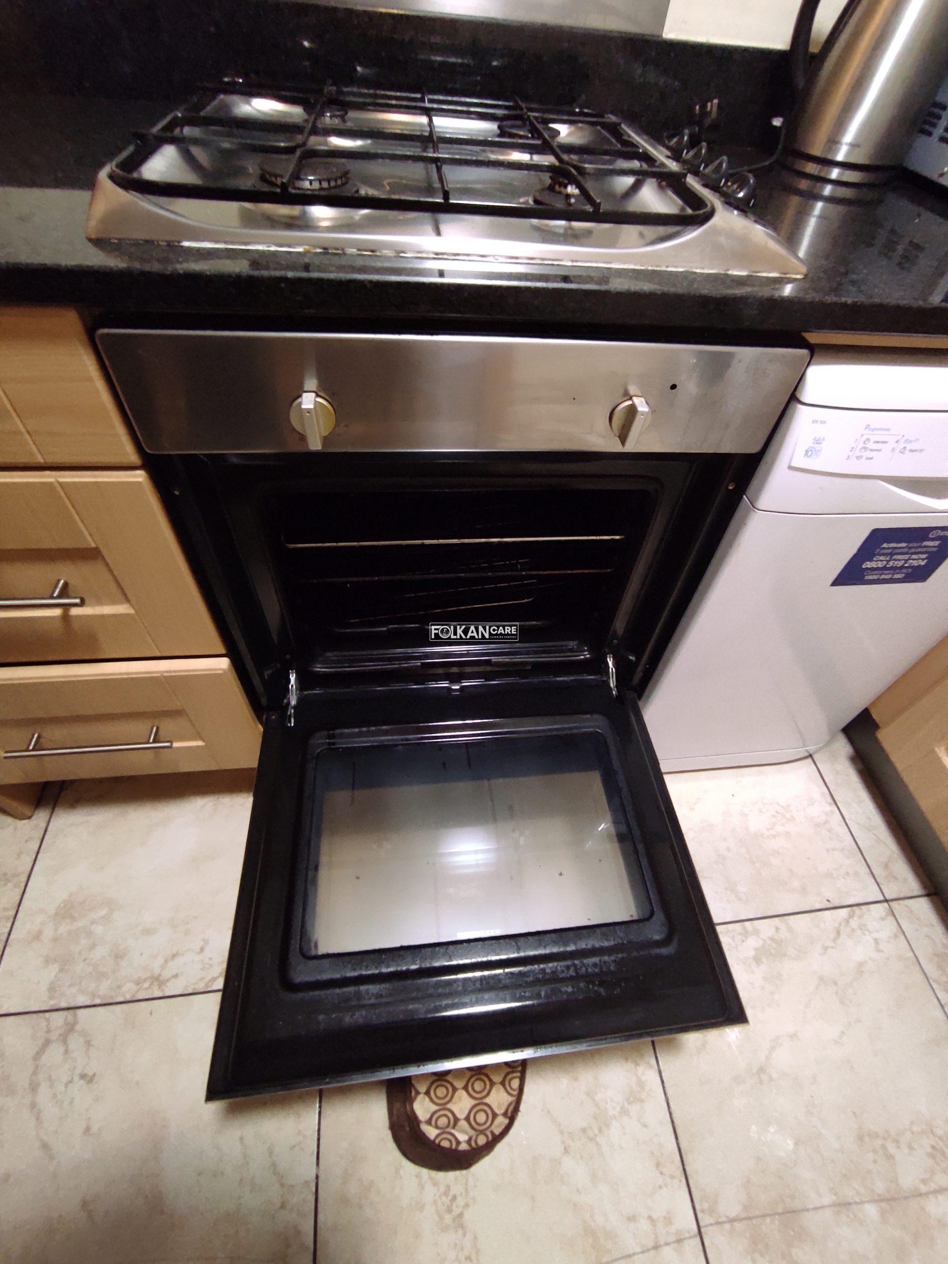 Cleaning Expert Shares: How To Clean The Oven Quickly